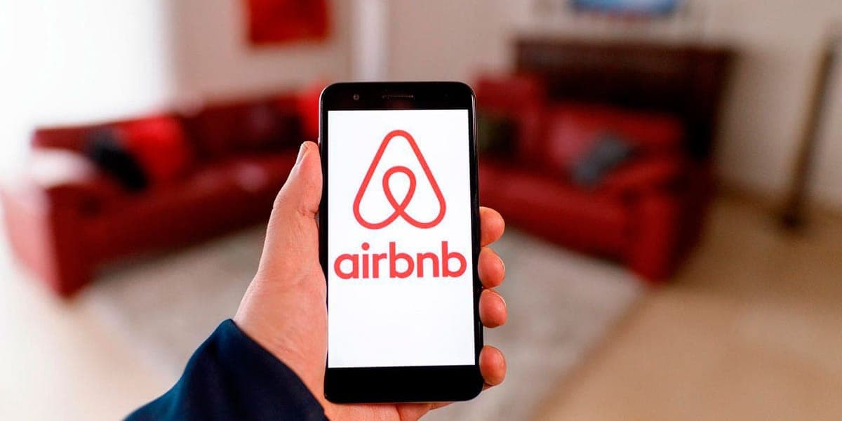 O Airbnb é um aplicativo que permite facilitar as hospedagens a curto prazo de turistas e pessoas que procuram moradias temporárias (Foto Reprodução/Internet) 