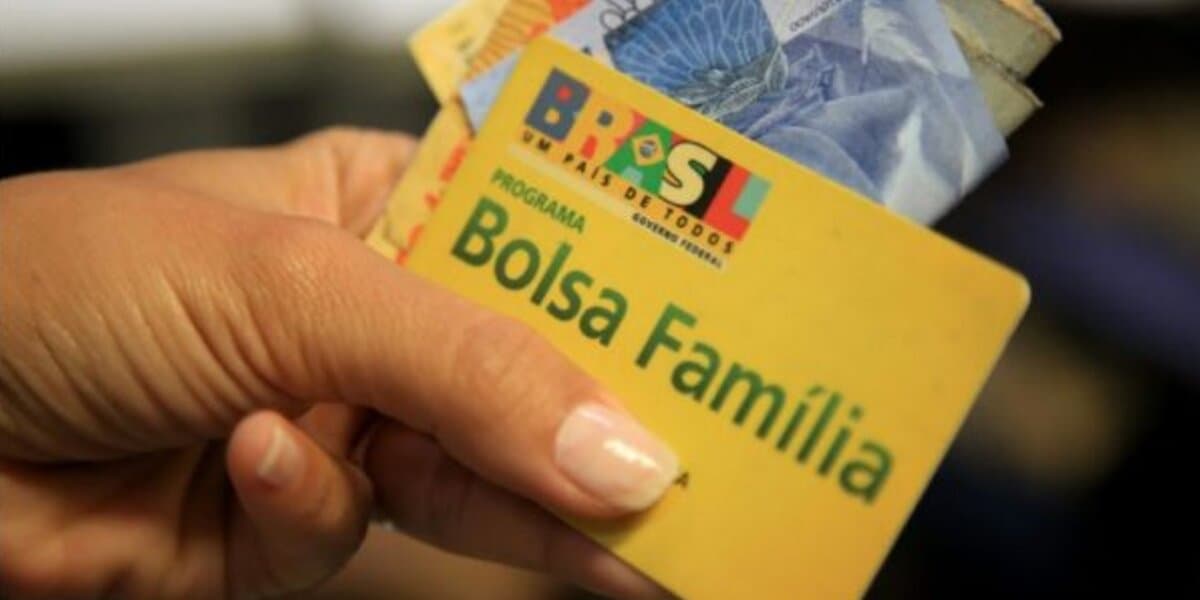 Pessoas recebendo o pagamento do Bolsa (Foto: Reprodução / Internet)
