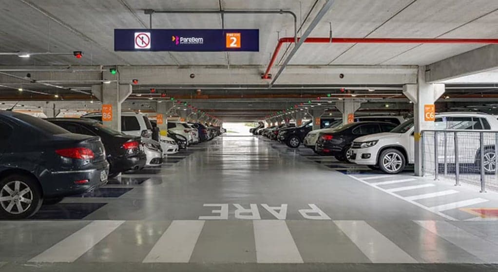 Carros em estacionamentos (Foto: Reprodução / Internet)