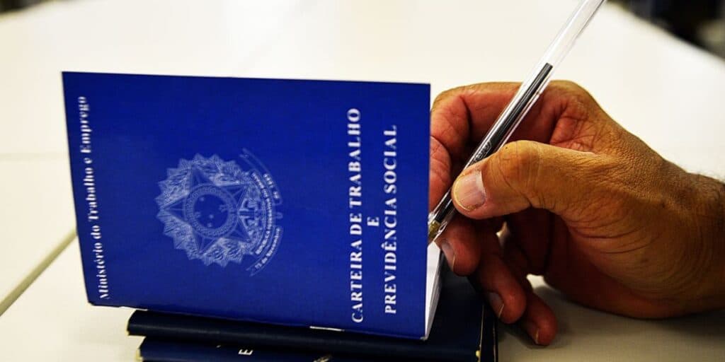 Corre: Trabalhadores de carteira assinada têm direito a DINHEIRO EXTRA e são os últimos dias para aproveitar