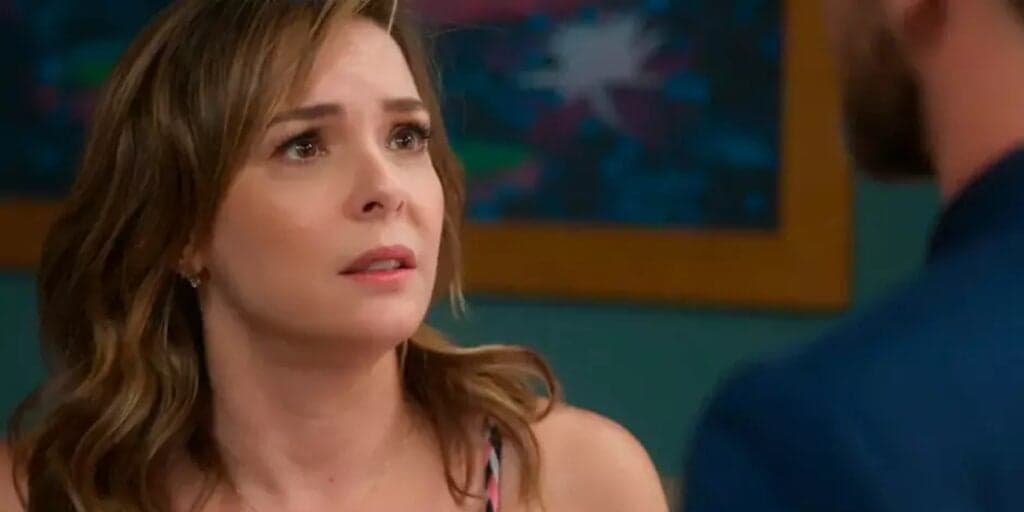 Vai Na Fé - Clara descobre que Théo não é pai biológico de Rafa, não se contém com bomba e desmaia