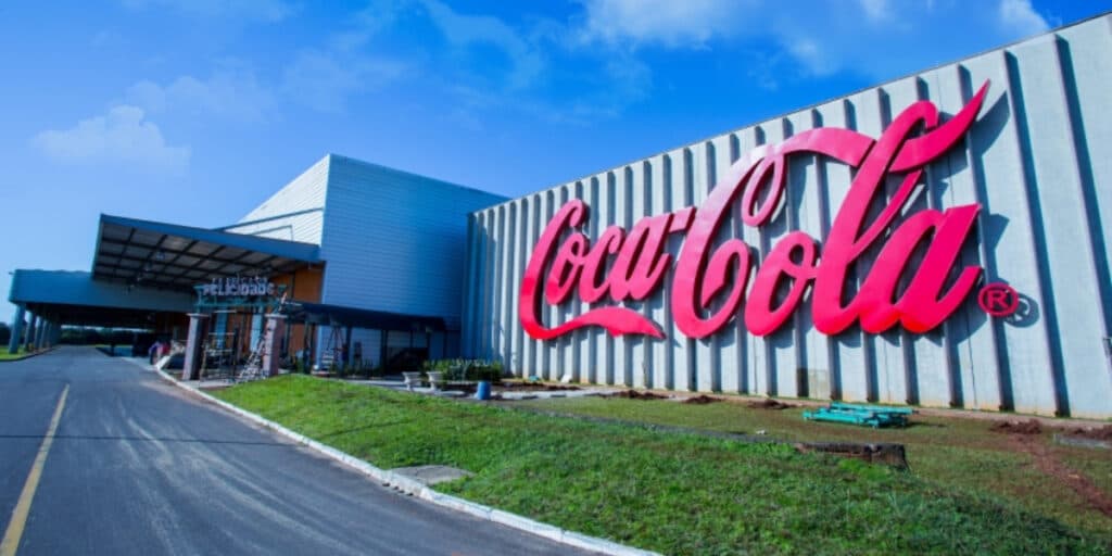 Coca-Cola, após COMPRAR rival gigante por perder feio, também é dona de CERVEJA e você nem fazia ideia