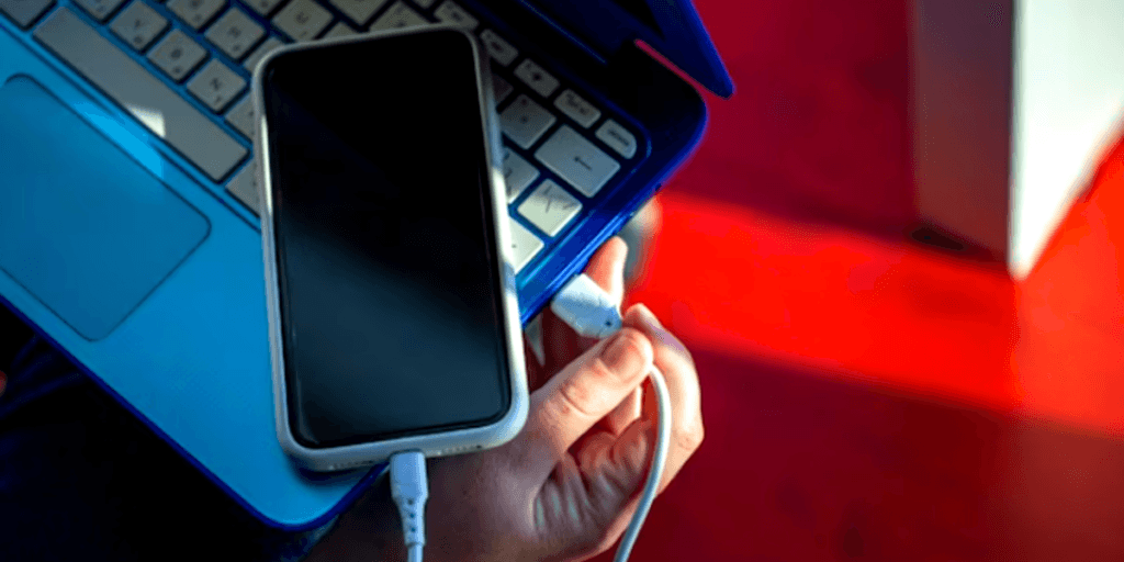 Alerta MÁXIMO: Se você carrega seu CELULAR no notebook precisa TER consciência disso agora
