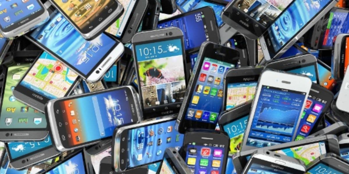 Imagem mostra diversos celulares juntos (Reprodução - Internet)