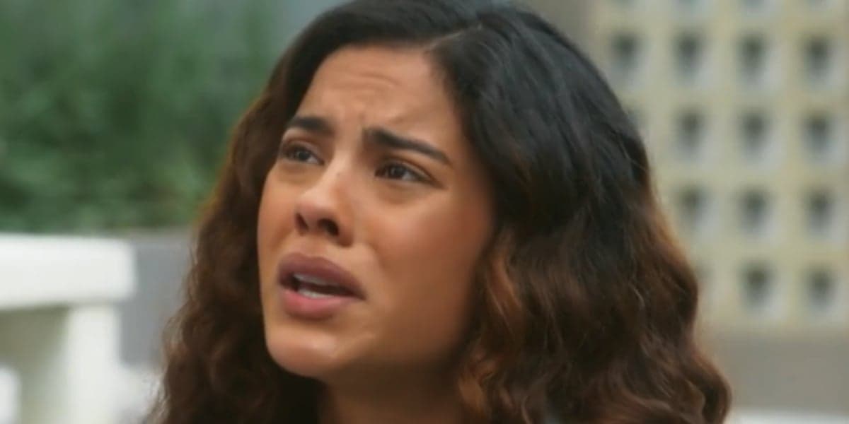Jenifer fica abalada com descoberta em "Vai na Fé" (Foto: Reprodução/TV Globo)