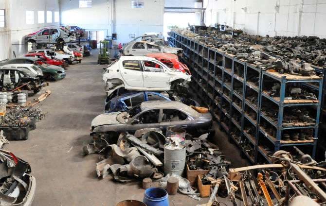 Carros em desmanche (Foto: Estadão)