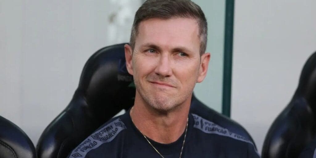 4 mudanças chocantes: Novo treinador do Santos mal chegou e já abala o time com decisões bombásticas