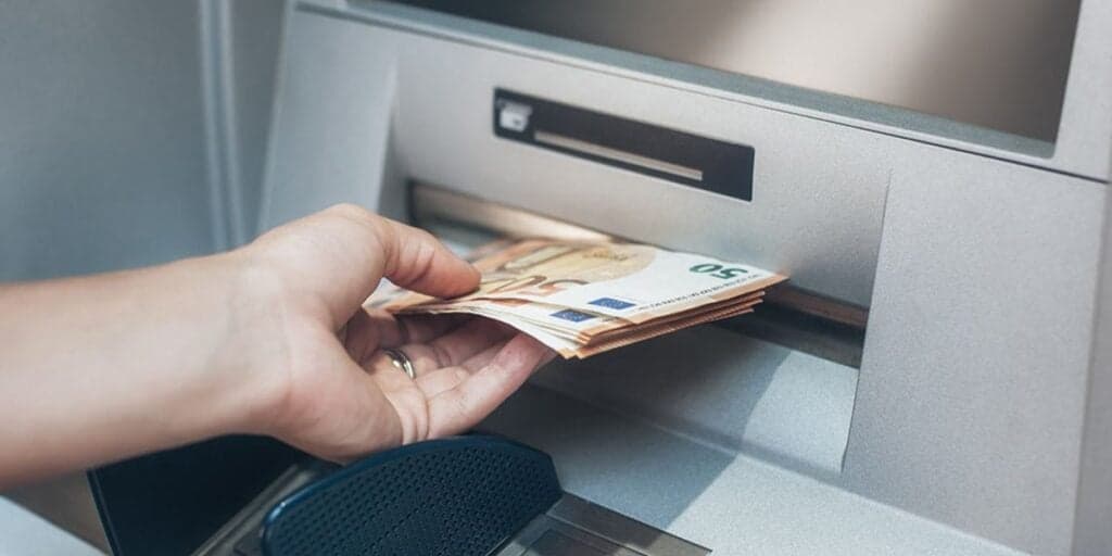 É Lei: Bancos precisam devolver dinheiro para clientes e você precisa ver como conseguir o seu agora