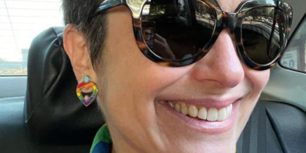 Sandra Annenberg surge com grande amor na parada gay e é detonada: "Qual a necessidade dessa divulgação"