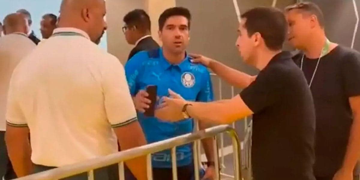Abel Ferreira tomando o celular da mão de um jornalista - (Foto / Reprodução / Itatiaia) Abel Ferreira tomando o celular da mão de um jornalista - (Foto / Reprodução / Itatiaia)