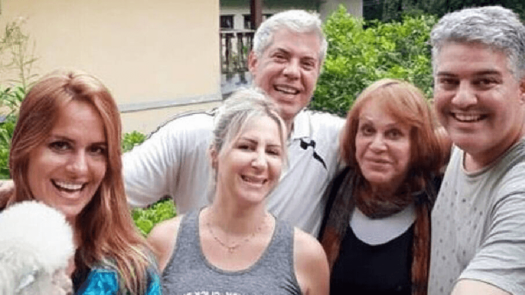 Atriz da Globo ao lado da família (Foto: Reprodução/ Internet)