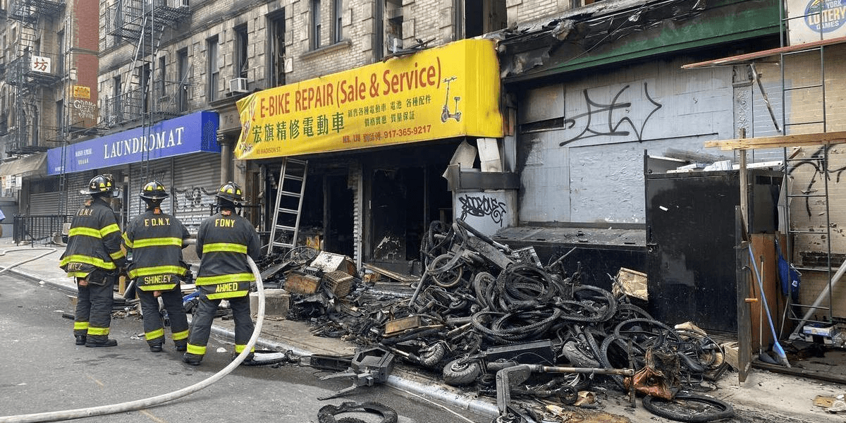 Incêndio que aconteceu em Nova York em loja de bicicletas elétricas, que deixou alguns mortos (Foto: Reprodução/ Internet)