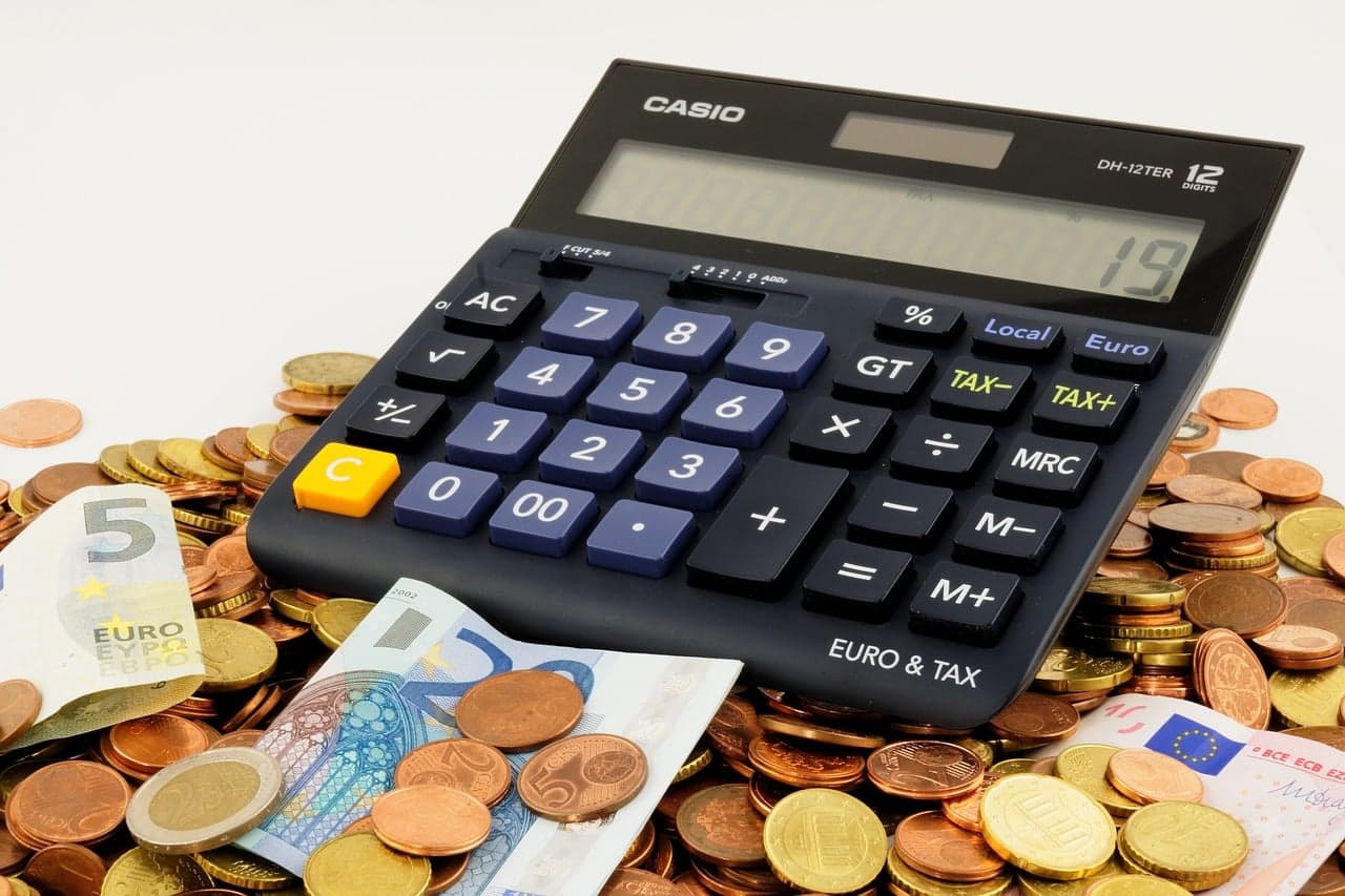 Calculadora e moedas (Reprodução - INternet)