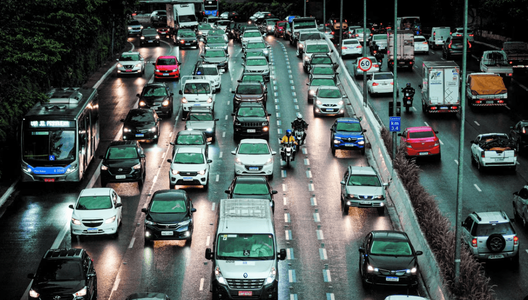 Trânsito de carros (Foto Reprodução/  Marco Ankosqui)