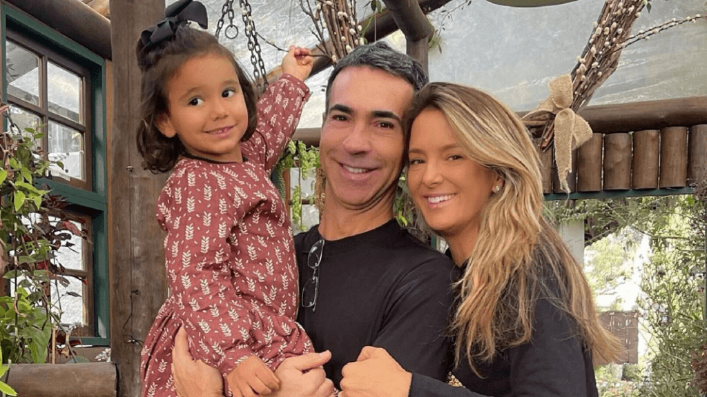 Apresentador da Globo ao lado da esposa Ticiane Pinheiro e da filha, Manuella (Foto: Reprodução/ Internet) Apresentador da Globo ao lado da esposa Ticiane Pinheiro e da filha, Manuella (Foto: Reprodução/ Internet)