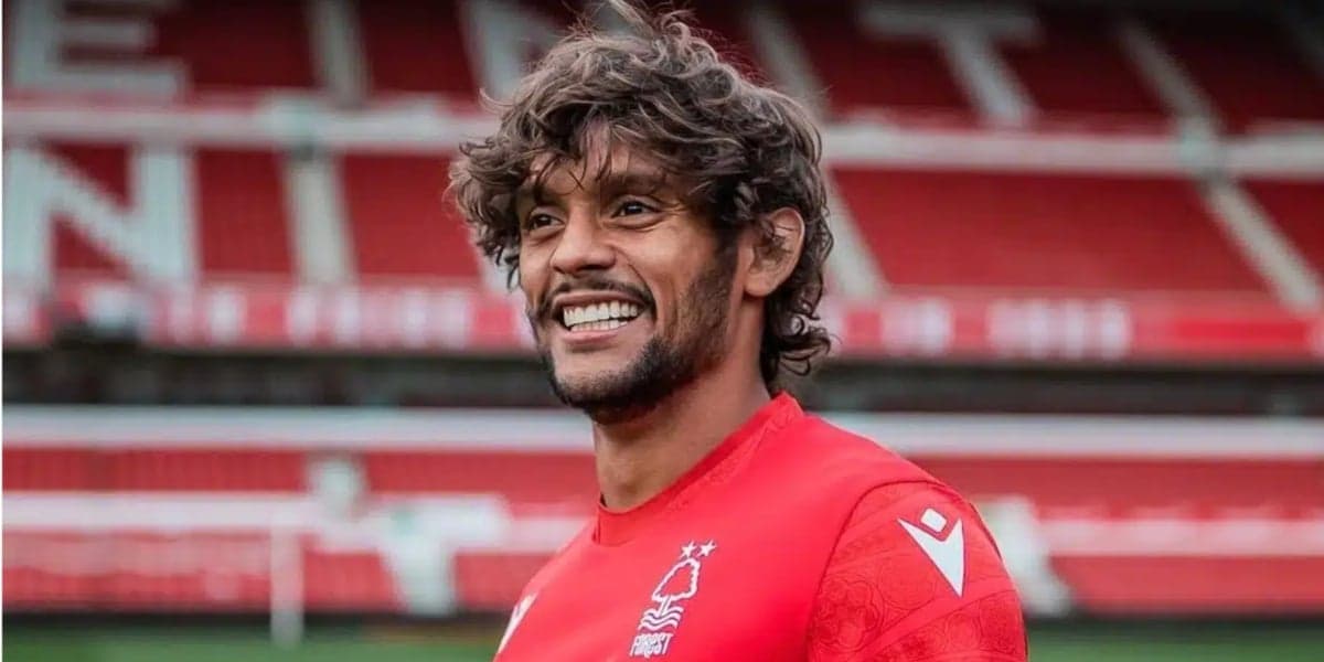 Gustavo Scarpa com a camisa do Nottingham Forest (Imagem Reprodução Internet)