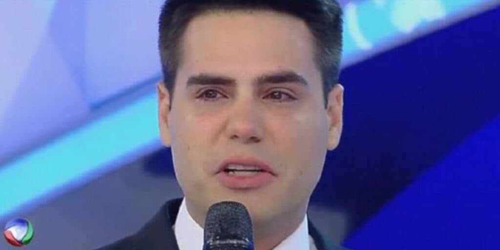 O choro de Luiz Bacci ao vivo na Record após desabafar sobre saída de emissora: "Quebrei a cara"