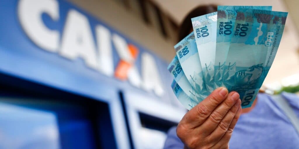 SURPRESA: Novo PAGAMENTO da CAIXA cai como PRESENTE a trabalhadores