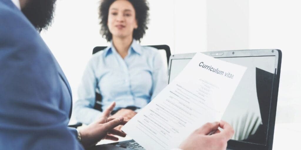 Todo patrão vai se apaixonar: Os 5 segredos para deixar seu currículo IRRESISTÍVEL a qualquer empresa