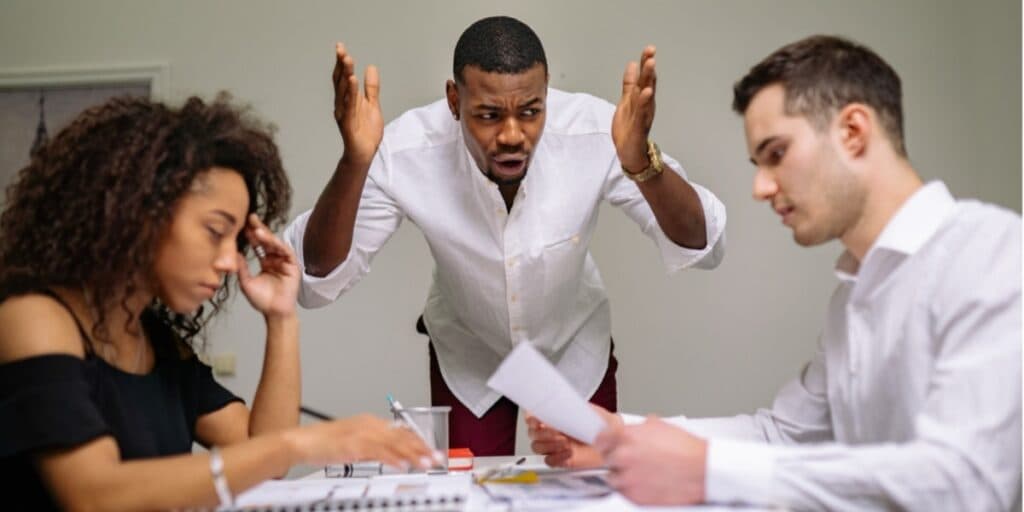 Não perca a cabeça: Essas dicas vão resolver os seus conflitos no trabalho e te ajudarão a manter o emprego