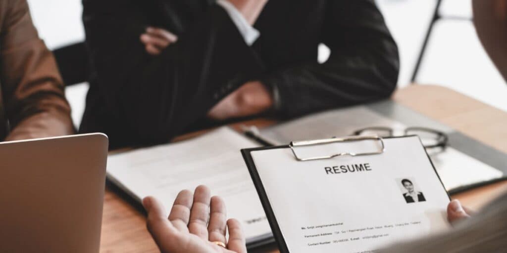 URGENTE: As 4 atitudes mortais em currículo que acaba de ser revelada por recrutador de empresa bilionária