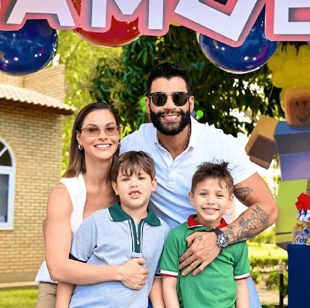 Gusttavo Lima ao lado de Andressa Suita e os filhos na festinha (Foto: Reprodução/ Internet) Gusttavo Lima ao lado de Andressa Suita e os filhos na festinha (Foto: Reprodução/ Internet)