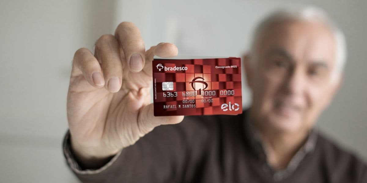 Idoso segurando cartão do banco (Foto: Reprodução / Internet) 