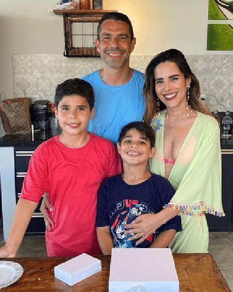 Marcus Buaiz com os filhos e Wanessa Camargo (Foto: Reprodução/ Internet)