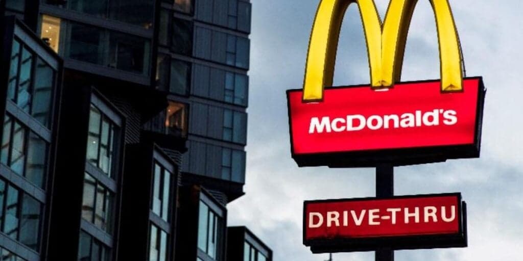 300 lojas fechadas e medida urgente: O fechamento simultâneo de dois rivais gigantescos do Mcdonald's