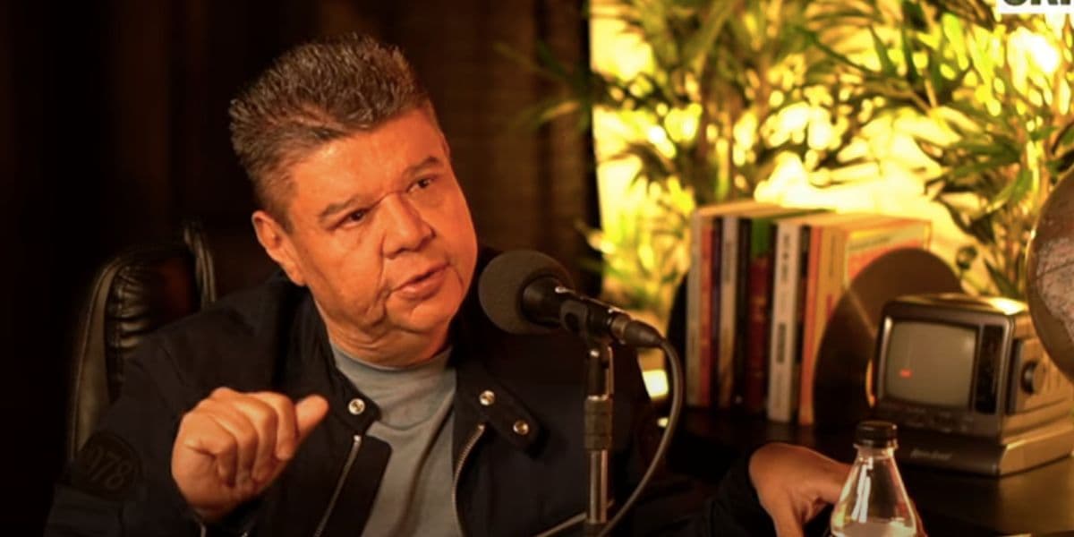 Marcinho Santos durante entrevista com André Piunt (Foto: Reprodução / YouTube)