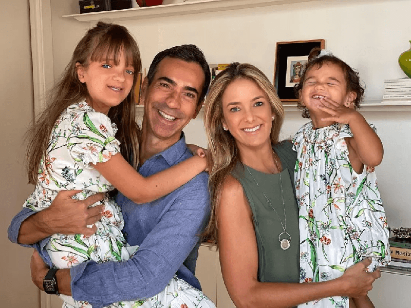 Ticiane Pinheiro ao lado de César Tralli e seus filhos (Foto: Reprodução/ Internet)