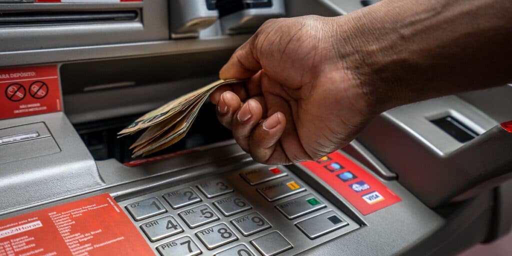 PESADELO para os clientes: Desvio de 2,6 MILHÕES de contas de banco gigante deixam correntistas em pânico