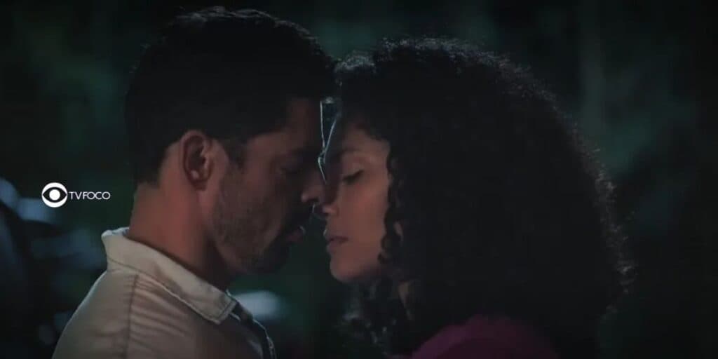 Terra e Paixão - Após esnobar Caio, Aline se rende ao galã e tem noite tórrida de amor: "Me fez sentir mulher"