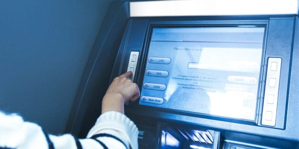 Vai doer no bolso: Banco gigante anuncia nova taxa e clientes terão que pagar por NÃO USAR serviço