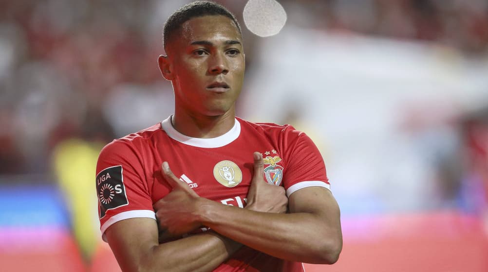 Carlos Vinicius jogando pelo Benfica, de Portugal - (Reprodução/Internet)