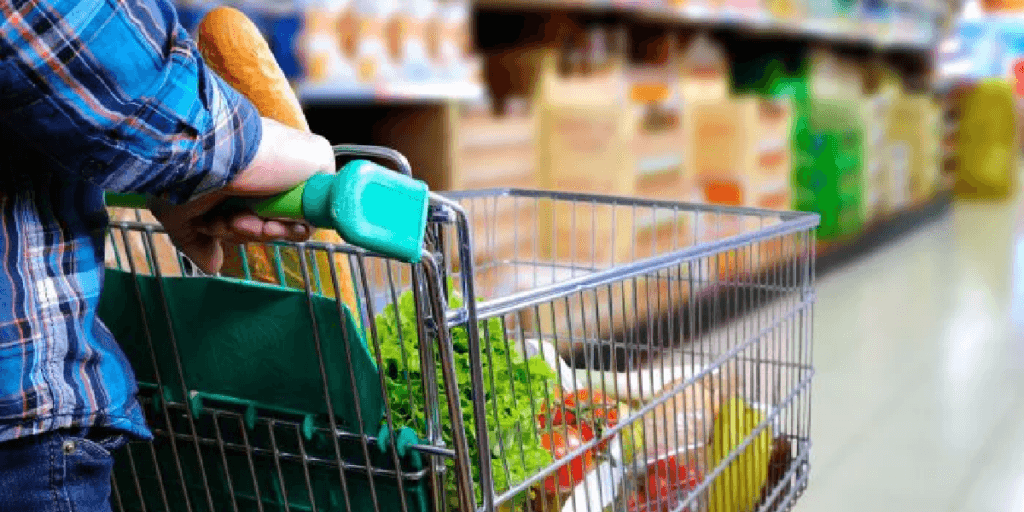 Bebida com produto de limpeza e macarrão com larvas: As marcas arrancadas com URGÊNCIA de mercados