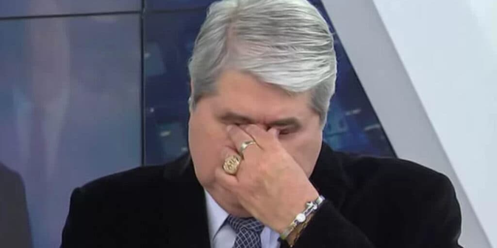 O choro de Datena ao sacar celular na Band, receber notícia e expor motivo: "Por mim, eu largava tudo aqui"