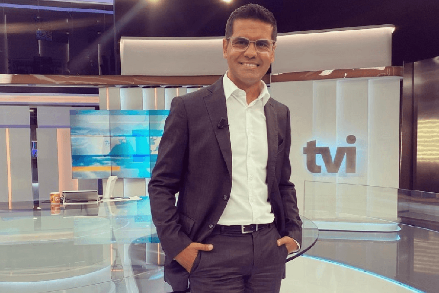 Âncora do jornal da TVi 24, Marcos Pinto (Foto: Reprodução/ Internet) Âncora do jornal da TVi 24, Marcos Pinto (Foto: Reprodução/ Internet)