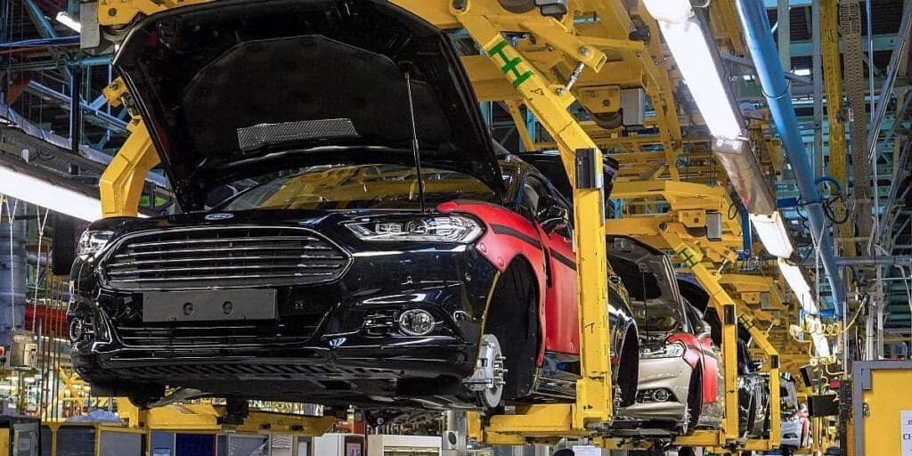 Fábricas fechadas: Montadora gigante tem triste despedida do Brasil e carros seguem pelas ruas