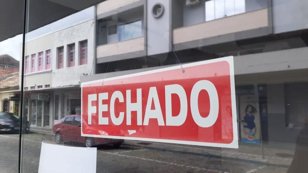 Revolta: Banco fecha as portas no Brasil, gera revolta, protestos e deixa funcionários desesperados