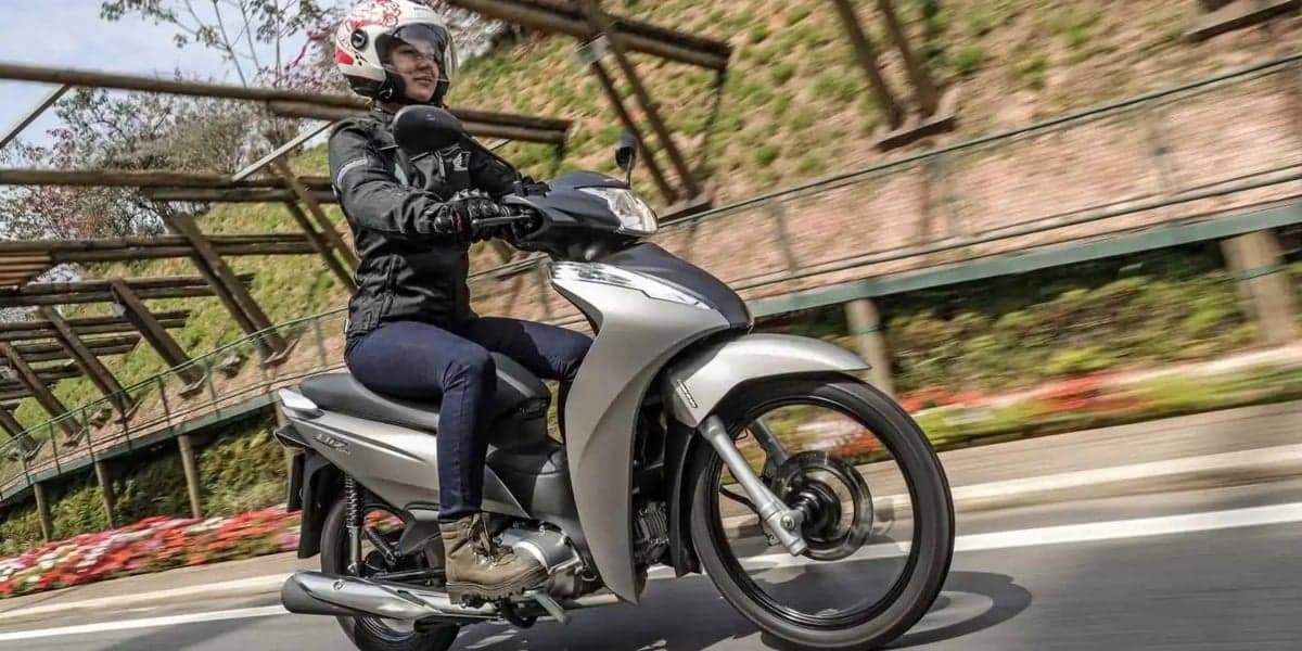 Biz 125 é sucesso de vendas (Foto: Divulgação/Honda)