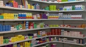 Medicamentos em farmácia (Foto: Reprodução / Internet)