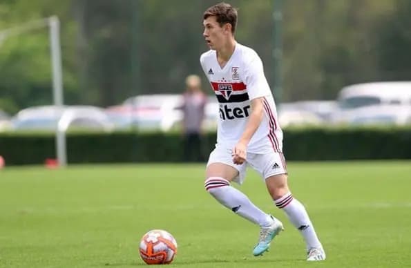 Jovem Patryck do São Paulo sofre lesão (Foto: Divu