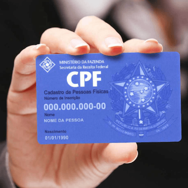 O CPF em mãos (Foto: Reprodução/ Internet) O CPF em mãos (Foto: Reprodução/ Internet)