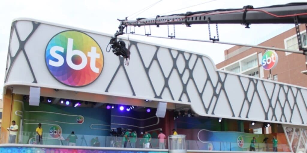Ao vivo: Acidente em estúdio desespera apresentador do SBT e situação tem desfecho com bombeiros no palco