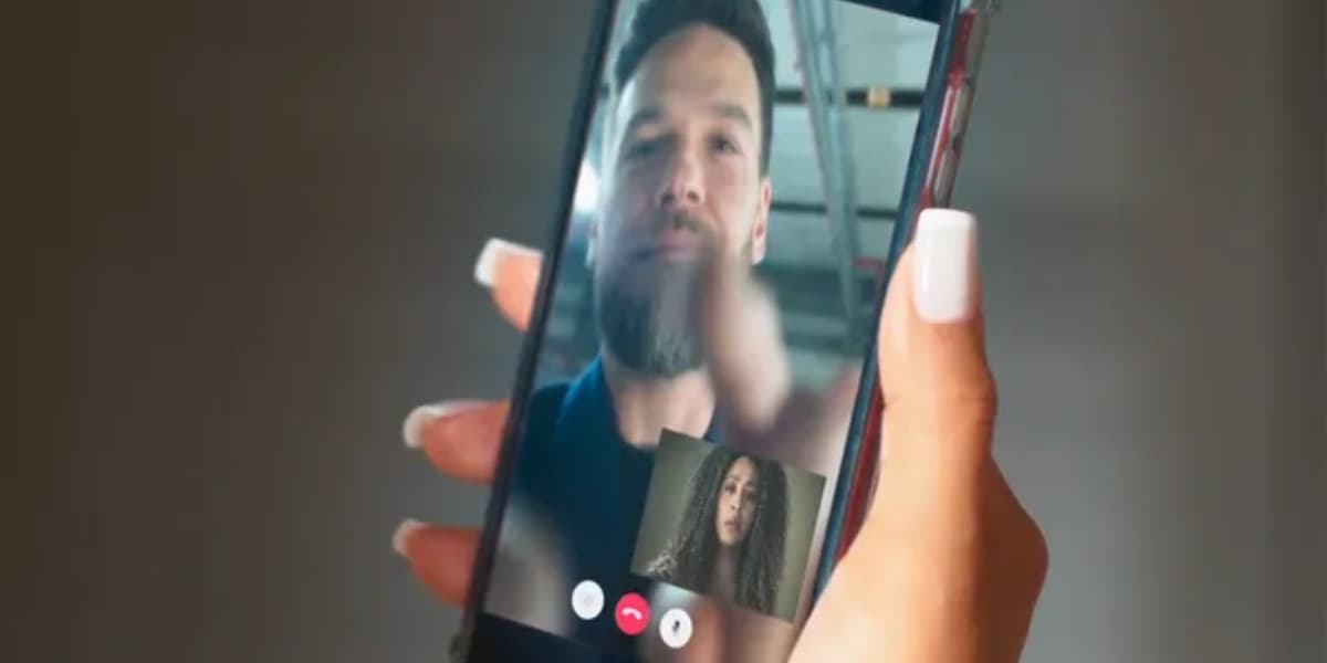 Sol (Sheron Menezzes) recebeu vídeo ameaçador de Theo (Emilio Dantas) em "Vai na Fé" (Foto: Reprodução/TV Globo)