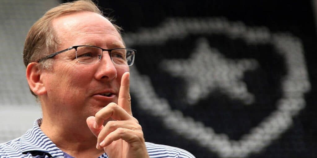 Valor absurdo, chapéu no Flamengo e notícia urgente: Textor vai à Europa comprar reforço para o Botafogo