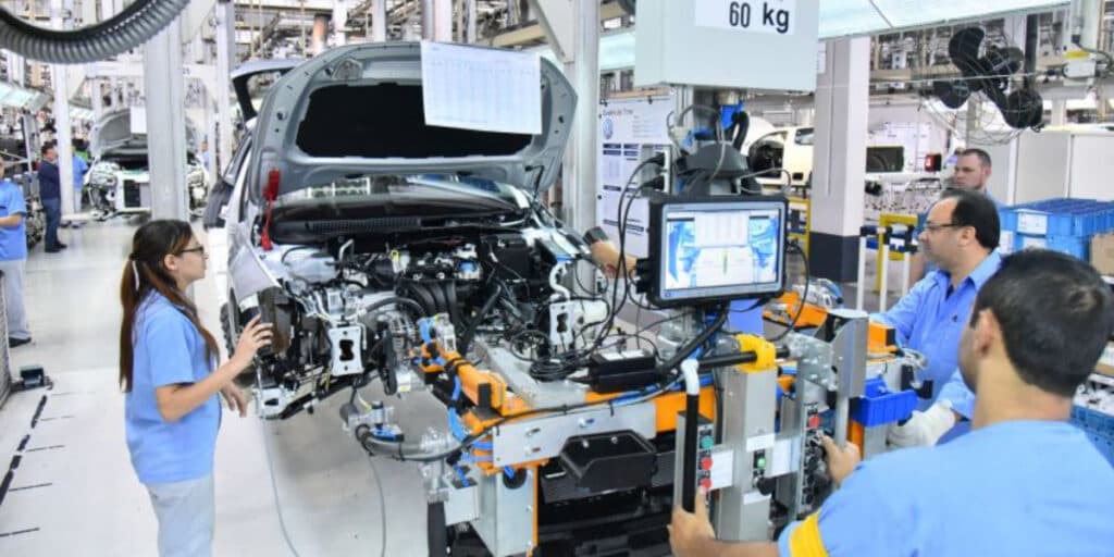 PÉSSIMA notícia: Montadoras suspendem produção de carros no Brasil e notícia impacta