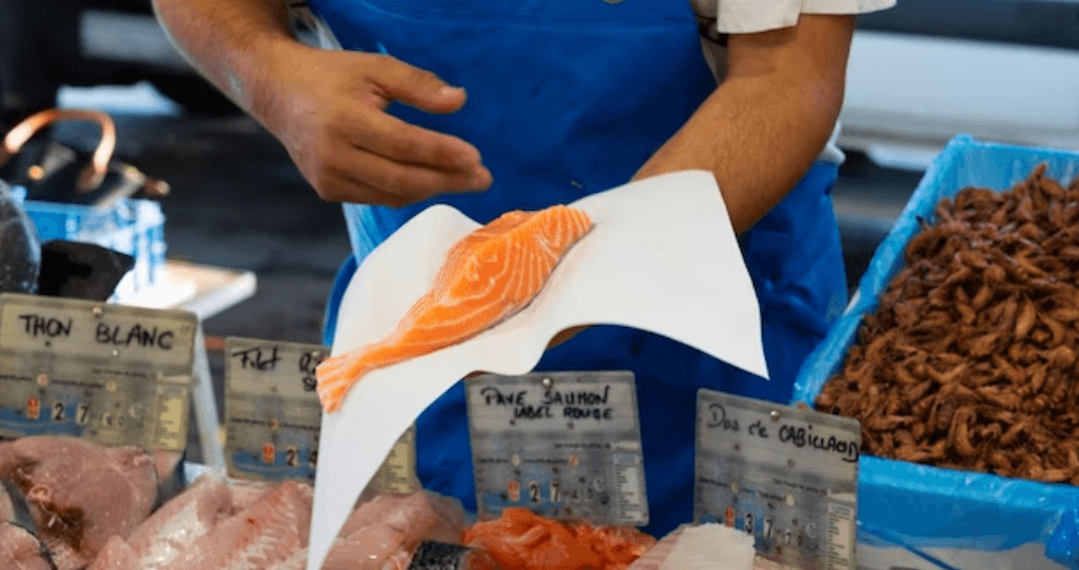 É extremamente necessário ter um cuidado redobrado, principalmente ao comprar carnes, frios e congelados (Foto Reprodução/Internet)