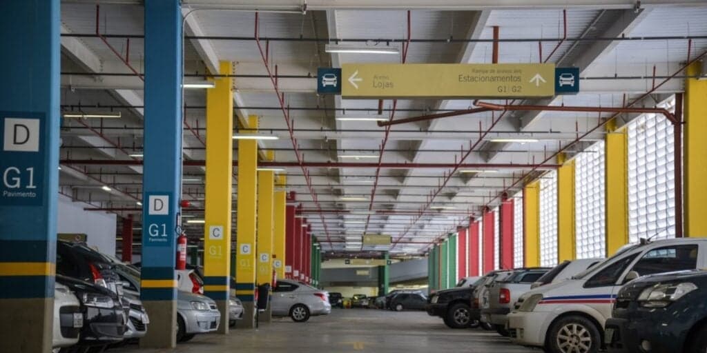 Está em vigor: Lei com PROIBIÇÃO a donos de carros em shoppings traz multa PESADA e você precisa fugir